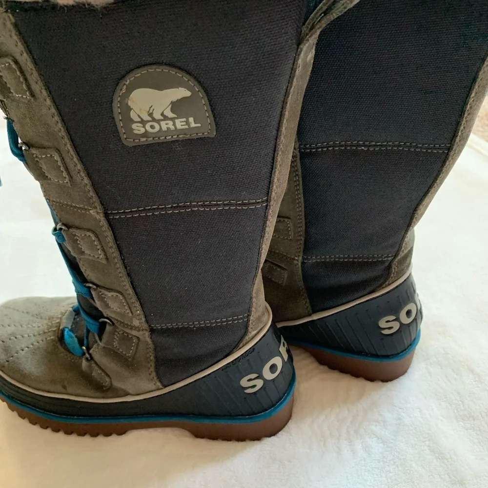 Women's Gray Winter Boots with Teal Laces